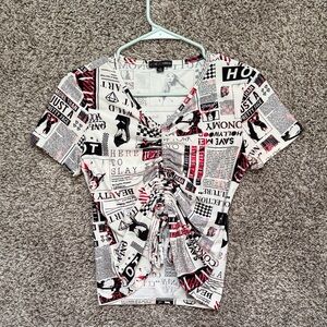 Newspaper-Print Ruched V-Neck Short Sleeve Tee - Black White Red